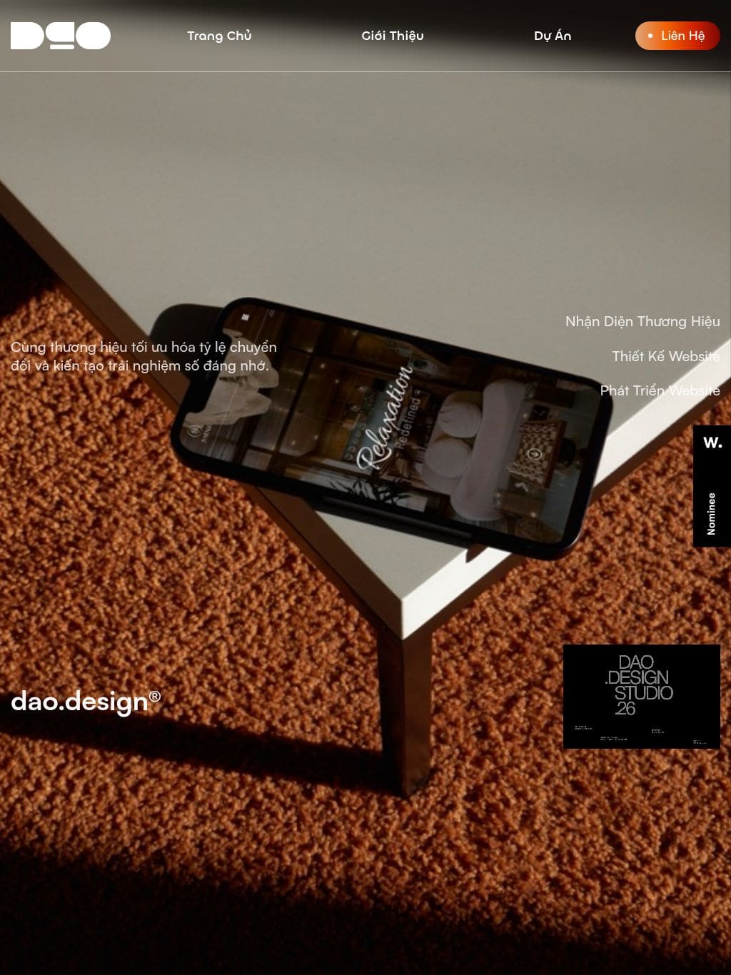 Dao.Design - Studio chuyên thực hiện các dự án kỹ thuật số chất lượng cao. タブレット表示